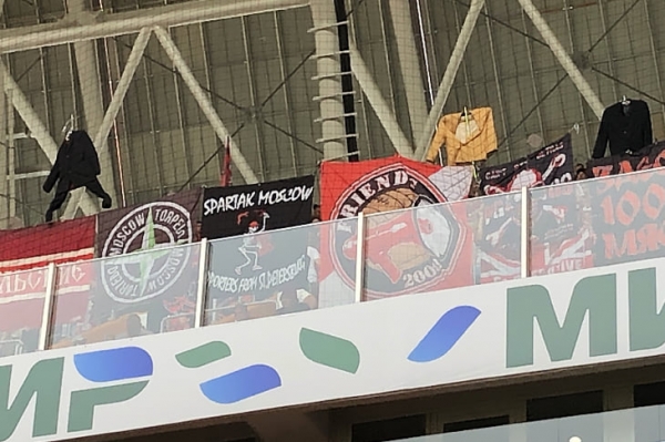 Над пиджаком Кононова снова угорают: повесили на трибуне &laquo;Спартака&raquo;, спели &laquo;Уходи, пиджак&raquo;