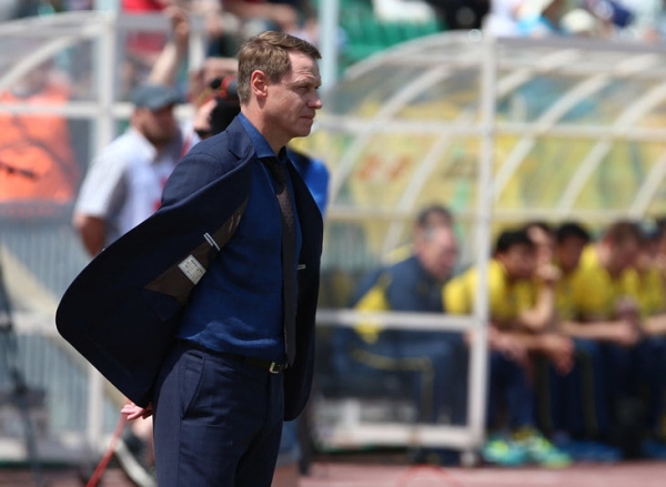 Над пиджаком Кононова снова угорают: повесили на трибуне &laquo;Спартака&raquo;, спели &laquo;Уходи, пиджак&raquo;