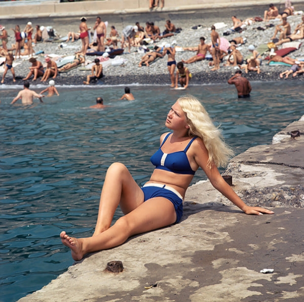 Мода на купальники в XX веке: пловчиха подала идею, Монро спасла бикини, а женщины в СССР брали их за две зарплаты