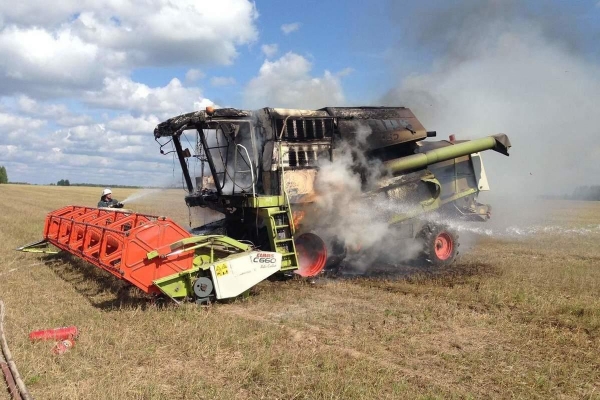 За один рабочий день в Ростовской области сгорели два комбайна