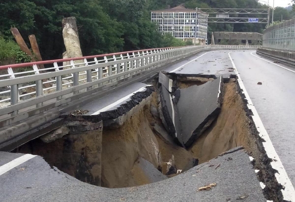 В Сочи из-за ливня обрушилась трасса А-147