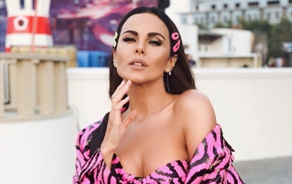 Каменских в дерзком наряде обнажила грудь в Баку