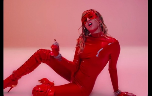 Откровенный клип Майли Сайрус стал интернет-хитом