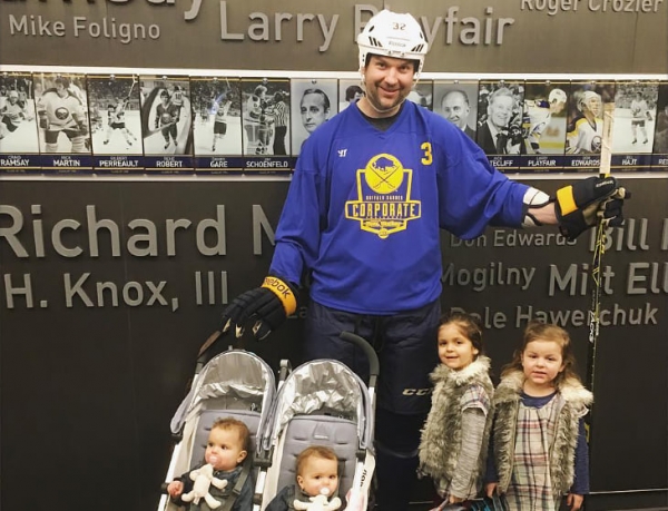 &laquo;Он подкрался сзади и приставил свой болт к моему лицу&raquo;. Бывший тафгай раскрывает секреты НХЛ