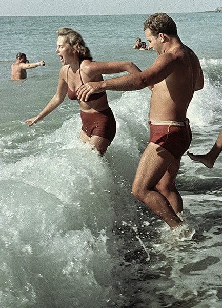 Мода на купальники в XX веке: пловчиха подала идею, Монро спасла бикини, а женщины в СССР брали их за две зарплаты