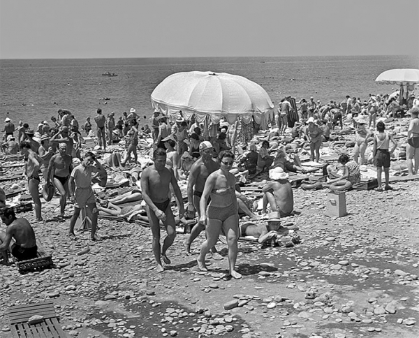 Мода на купальники в XX веке: пловчиха подала идею, Монро спасла бикини, а женщины в СССР брали их за две зарплаты