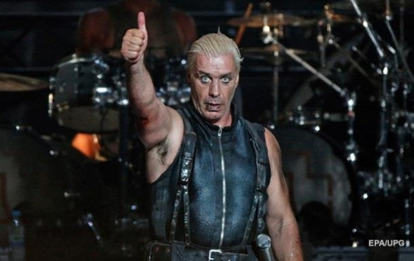 Лидер Rammstein полетал на самолете за штурвалом