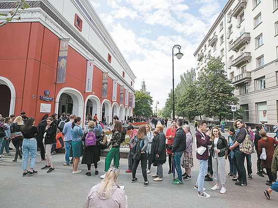 Москвичи выстроились в очереди: семь часов к Эдварду Мунку