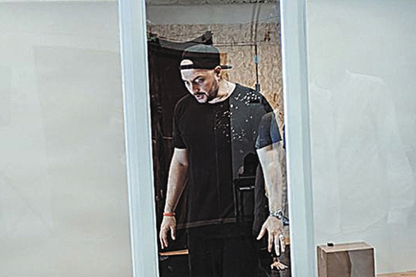 Серебренников показал в Авиньоне спектакль Outside, невозможный в России