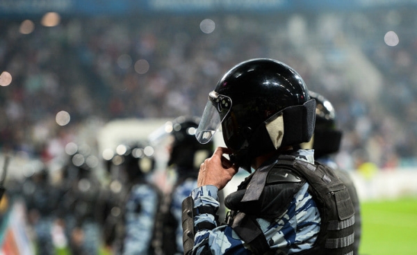 Собрались на стадион, но боитесь ОМОНа? Вот тут инструкция, как вести себя с полицией