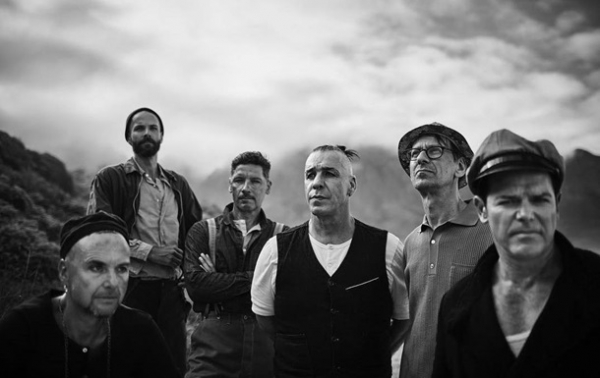 Музыканты Rammstein поцеловались на сцене "назло гомофобам"