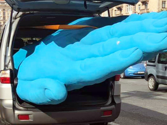 В Киеве демонтировали синюю руку