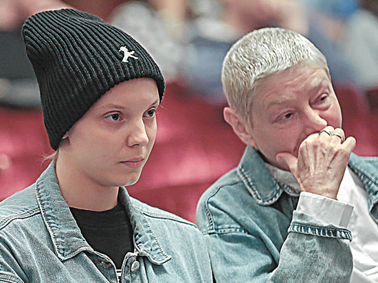 Режиссер Константин Богомолов решил "ревниво подглядывать из-за шторки"