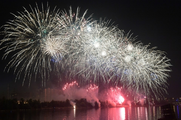 День города в Омске закончился грандиозным фестивалем фейерверков