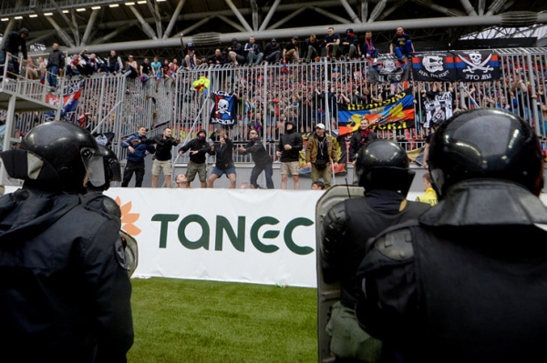 Собрались на стадион, но боитесь ОМОНа? Вот тут инструкция, как вести себя с полицией