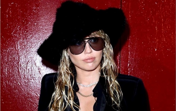 Сайрус в образе "ведьмы" пришла на модный показ