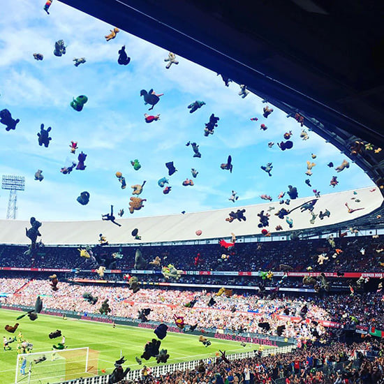 У &laquo;Фейеноорда&raquo; есть добрая традиция: раз в год они зовут детей из госпиталя на матч, а фанаты заваливают их игрушками