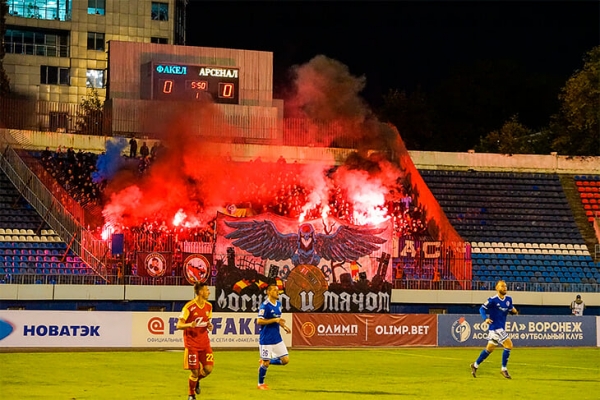 Писали, что фанатов в Воронеже облили ледяной водой в +6. Это не так: пожарные тушили кресла, люди сухие (почти)