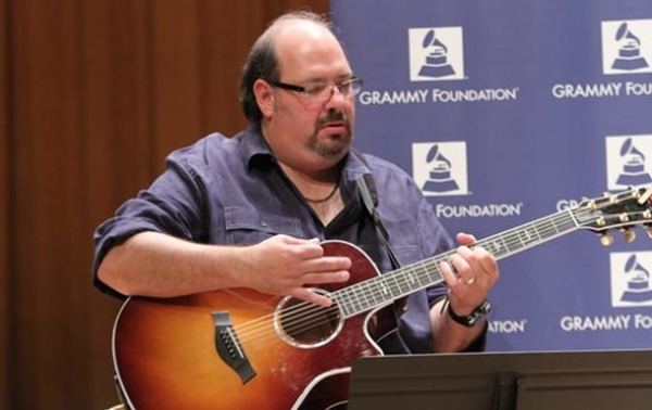 Обладатель Грэмми Дэн Уорнер умер, уходя со сцены