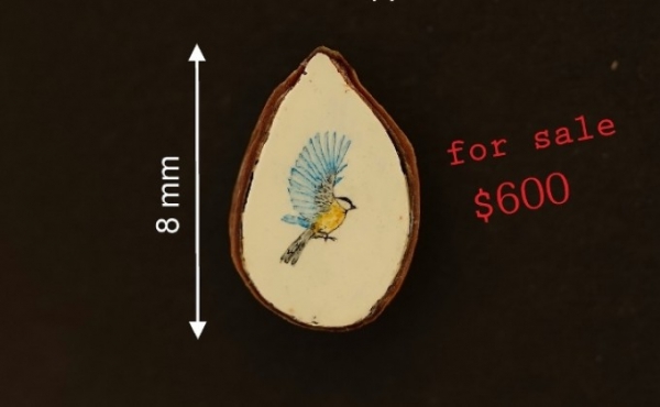 Синичку на срезе яблочной косточки нарисовал новосибирский микроминиатюрист 