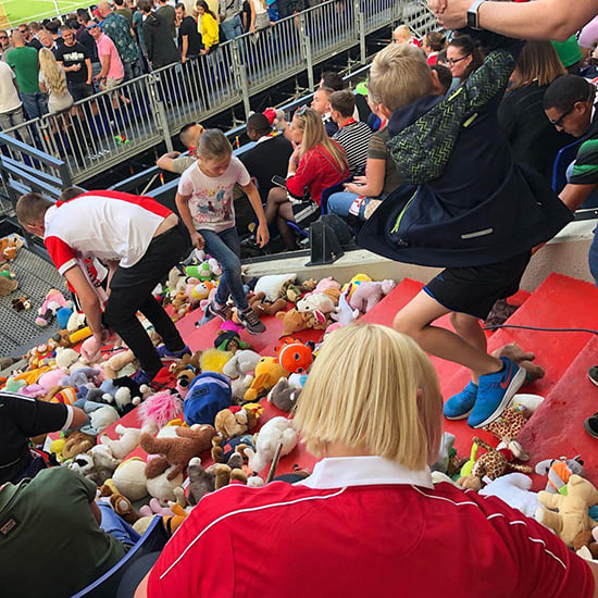 У &laquo;Фейеноорда&raquo; есть добрая традиция: раз в год они зовут детей из госпиталя на матч, а фанаты заваливают их игрушками