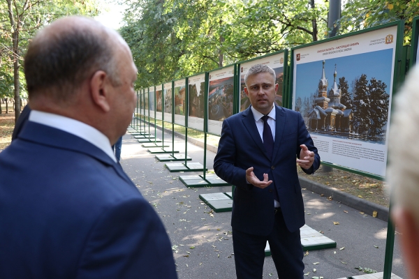 Бурков открыл в Москве фотовыставку омских достопримечательностей