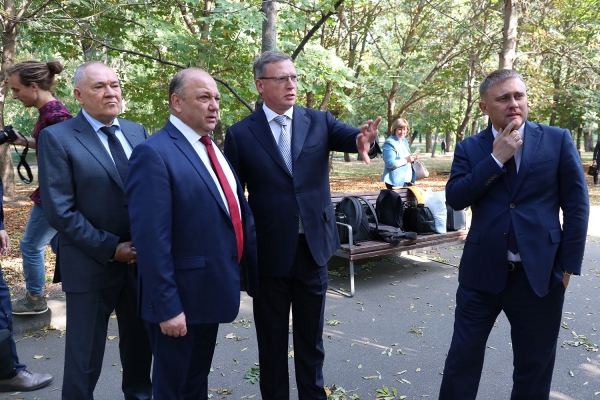 Бурков открыл в Москве фотовыставку омских достопримечательностей