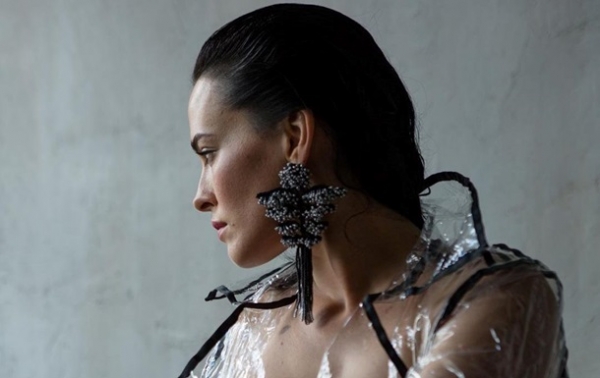 Астафьева снялась без белья в прозрачном плаще