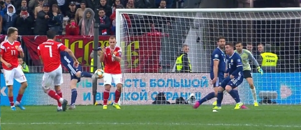 Действия Баринова при ударе Оздоева – отдельный вид искусства. Закрывал обзор киперу, изящно уклонился от мяча