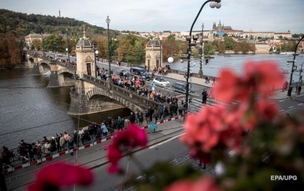 Попрощаться с Карелом Готтом в Праге пришли 50 тысяч человек