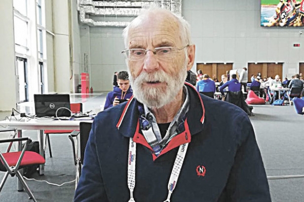 Самый пожилой "хакер" России пишет игру про поиск работы