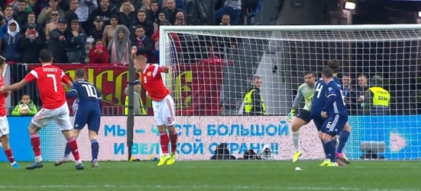 Действия Баринова при ударе Оздоева – отдельный вид искусства. Закрывал обзор киперу, изящно уклонился от мяча