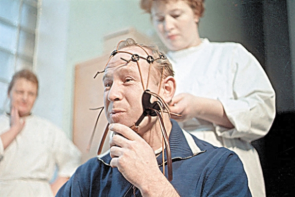 "Когда случилось обострение болезни, космонавт Леонов уехал в Италию"