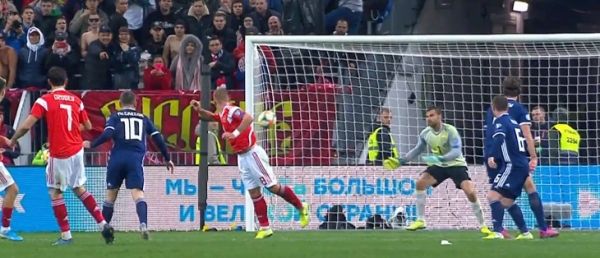 Действия Баринова при ударе Оздоева – отдельный вид искусства. Закрывал обзор киперу, изящно уклонился от мяча