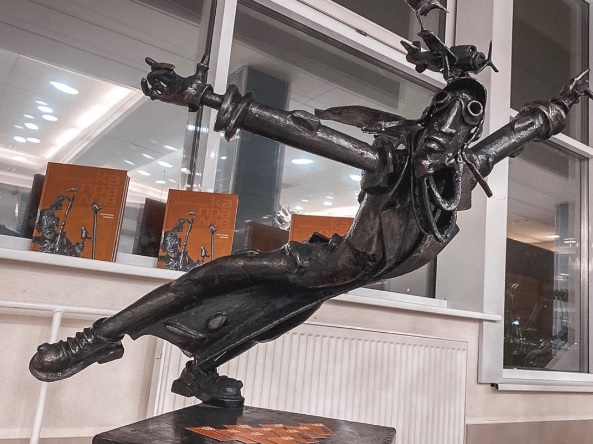 Для покидающих Омск открыли выставку работ от создателя &laquo;Коммунального карася&raquo;