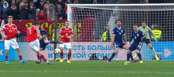 Действия Баринова при ударе Оздоева – отдельный вид искусства. Закрывал обзор киперу, изящно уклонился от мяча