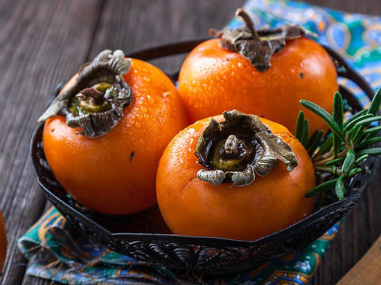 Диетолог рассказал, для кого опасна хурма