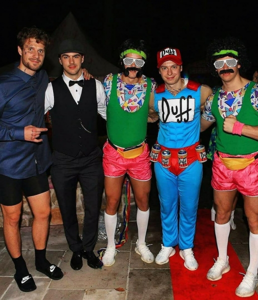 Топ-звезды обожают Хэллоуин: Салах в пауках, человечки из LEGO и, конечно, много Джокера