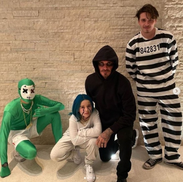 Топ-звезды обожают Хэллоуин: Салах в пауках, человечки из LEGO и, конечно, много Джокера