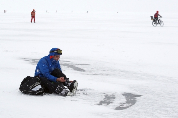 Конькобежный сезон на Обском водохранилище открыли новосибирцы
