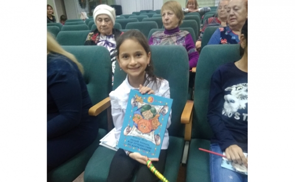 Депутат подарил мамам книги и песни