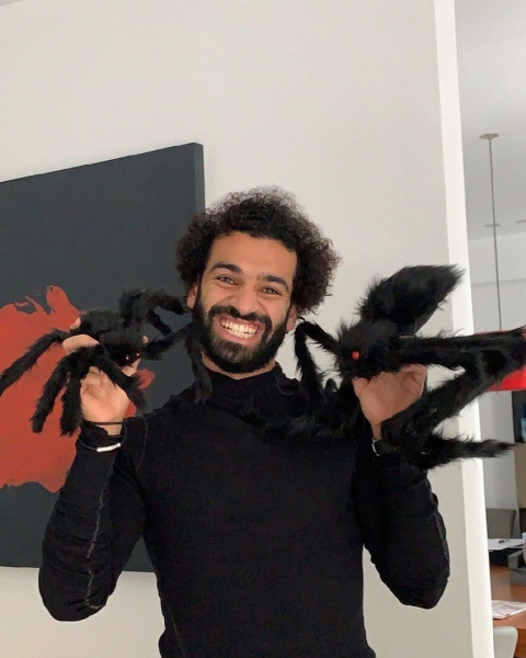 Топ-звезды обожают Хэллоуин: Салах в пауках, человечки из LEGO и, конечно, много Джокера