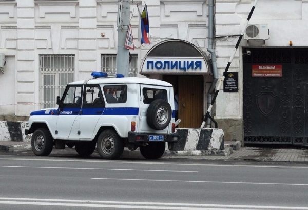 В Аксае голый мужчина набросился на женщину, выбежал на дорогу и умер