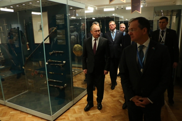 Путину показали картины с красивым Омском в «Эрмитаже»