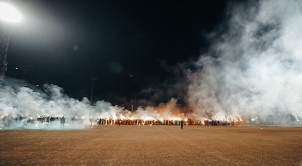Фанаты &laquo;Торпедо&raquo; красиво попрощались со стадионом Стрельцова: цветы, баннеры и монументальное файер-шоу 