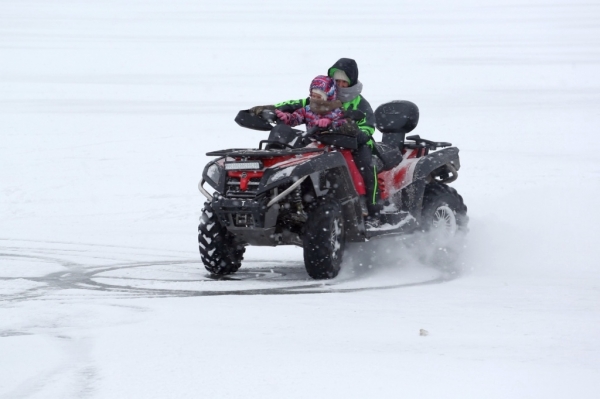 Конькобежный сезон на Обском водохранилище открыли новосибирцы