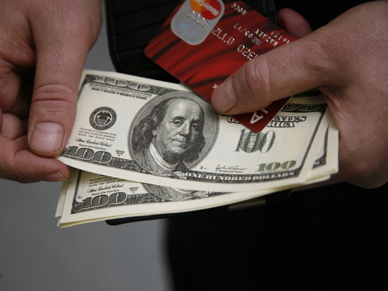 Провал дедолларизации: россияне скупают валюту