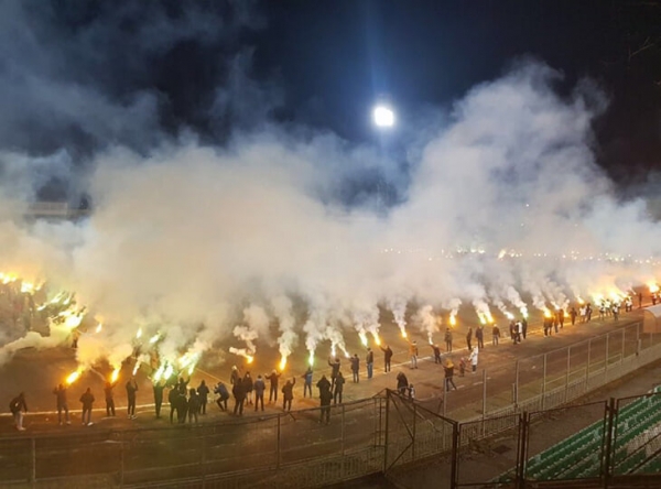 Фанаты &laquo;Торпедо&raquo; красиво попрощались со стадионом Стрельцова: цветы, баннеры и монументальное файер-шоу 