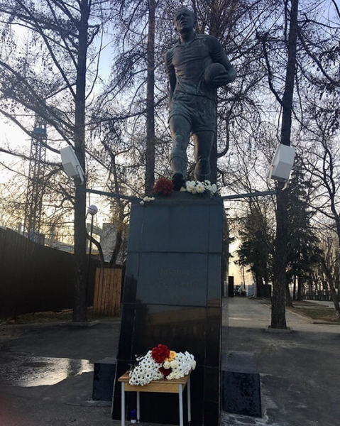 Фанаты &laquo;Торпедо&raquo; красиво попрощались со стадионом Стрельцова: цветы, баннеры и монументальное файер-шоу 