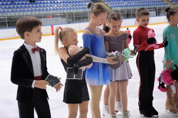 Юным рязанским фигуристам вручили подарки от Александры Трусовой